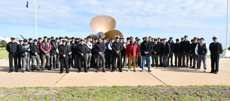 ALUMNOS DEL COLEGIO NOCEDAL VISITARON LA ACADEMIA POLITÉCNICA NAVAL.