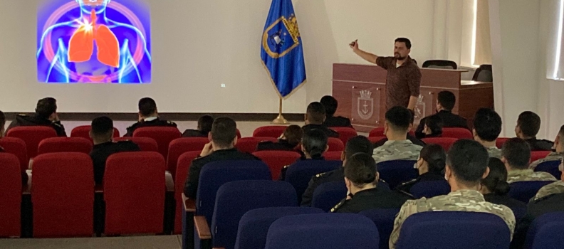 ALUMNOS DE LA ESCUELA DE SANIDAD DE LA ACADEMIA POLITÉCNICA NAVAL EN CLASE MAGISTRAL.