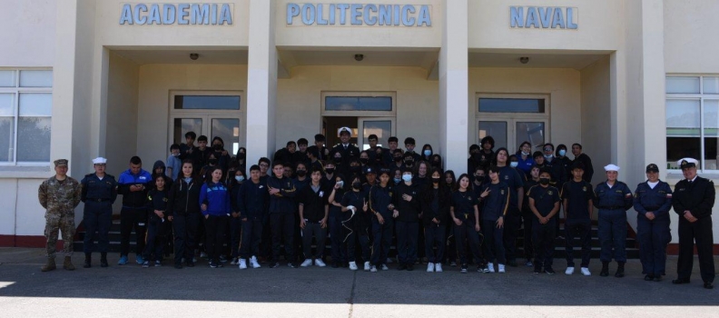 ESCOLARES DE SANTIAGO VISITARON LA ACADEMIA POLITÉCNICA NAVAL.