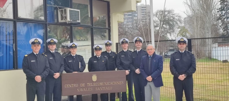 OFICIALES ALUMNOS DE LA ACADEMIA POLITÉCNICA NAVAL VISITARON EL CENTRO DE TELECOMUNICACIONES DE SANTIAGO.